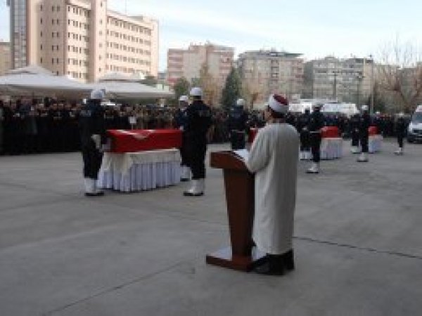 Diyarbakır'da ölen polisler için tören