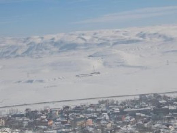 Karlıova'da Kale Göleti dondu