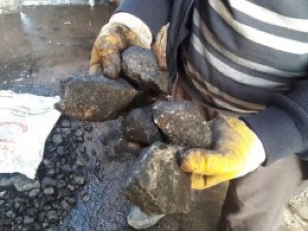Muhtaçlara kömür yerine taş verilmiş
