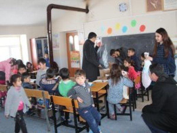 Sınıf öğretmeninden örnek davranış