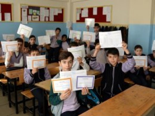 Suriyeli öğrenciler de karne aldı