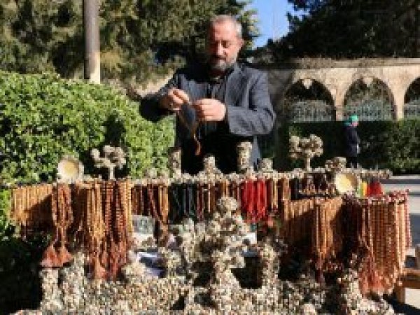 31 yıldır aynı yerde sattığı kokularla geçiniyor