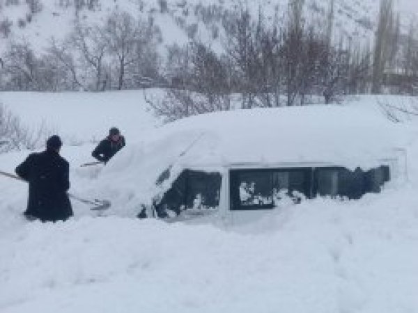 Siirt'te 3 araç düşen çığın altında kaldı  