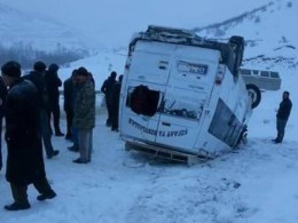 Solhan'da minibüs devrildi: 11 yaralı