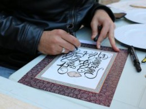 Yaptığı kaligrafiyle ilgi odağı oluyor