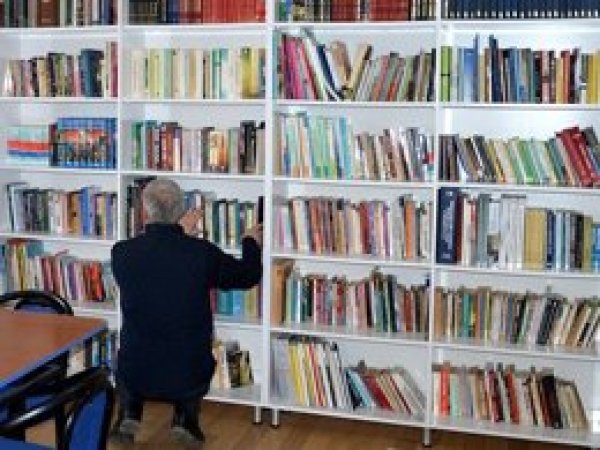 Caminin Altını Kütüphaneye Çevirdi
