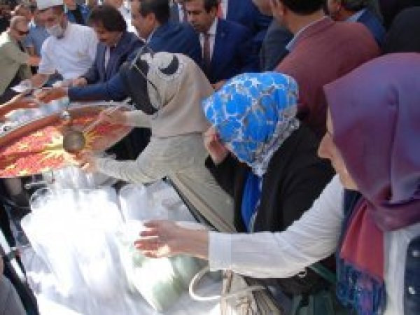 Diyarbakır’da vatandaşlara aşure dağıtıldı