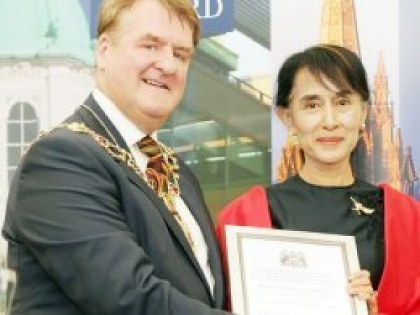 Oxford, Suu Çii'ye verdiği nişanı geri alacak