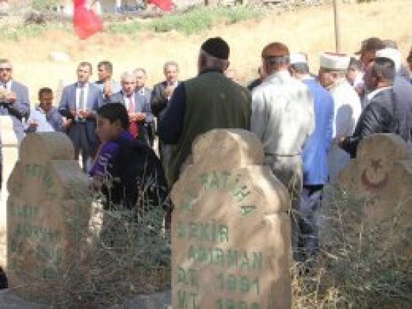PKK'nin katlettiği 26 köylü kabirleri başında anıldı