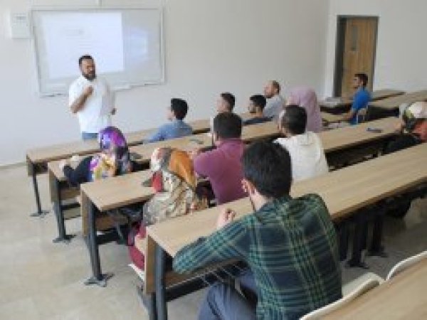 Üniversite öğrencilerine Kürtçe tefsir dersi