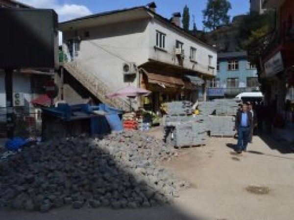 Çalışmaların yavaş ilerlediğini belirten esnaftan tepki