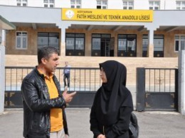 Ferace giydiği için okula alınmadı