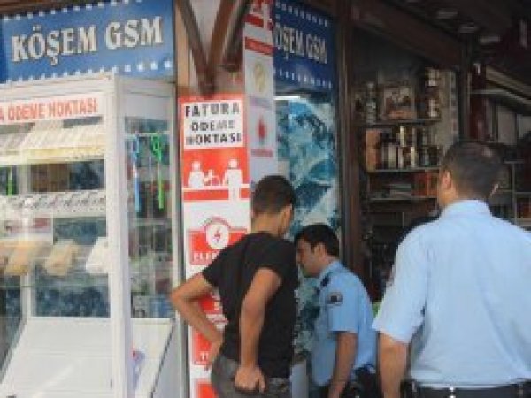 Hırsızlar telefon dükkanına dadandı