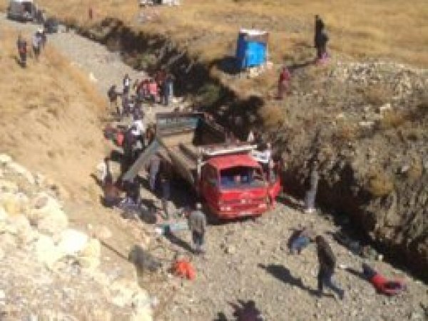 Kaçakları taşıyan kamyonet şarampole devrildi: 65 yaralı