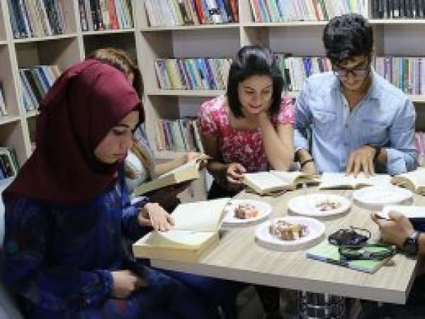 Kitap okuyana içecekler ücretsiz