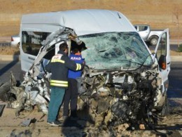 Öğrenci servisi ile belediye otobüsü çarpıştı: 2’si ağır 15 yaralı