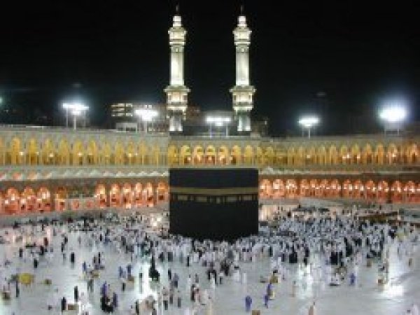 Suudi Arabistan umre vergisini yeniden uygulamaya aldı