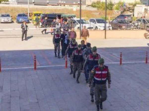 Sınırda yakalanan 2 FETÖ şüphelisi tutuklandı