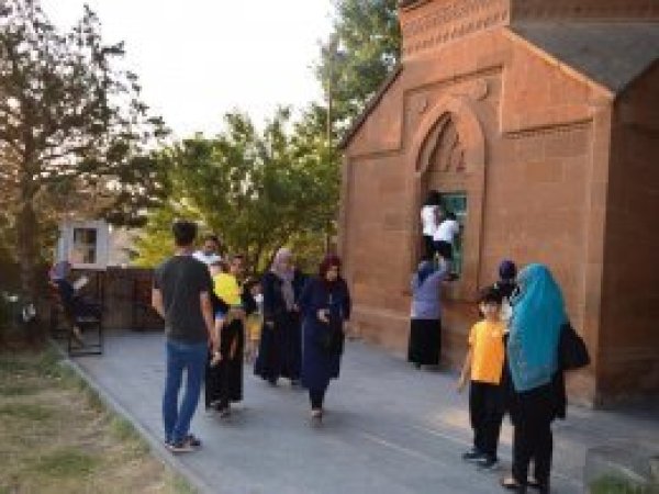 Türbe duvarlarına yazı yazılmasına tepki