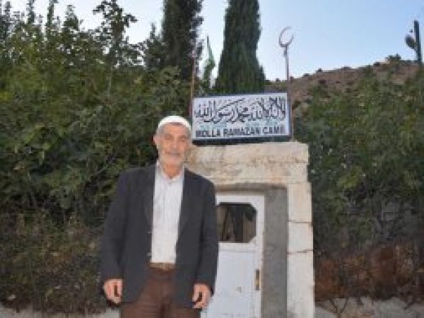 Yolcular için arazisini bağışlayıp cami yaptırdı