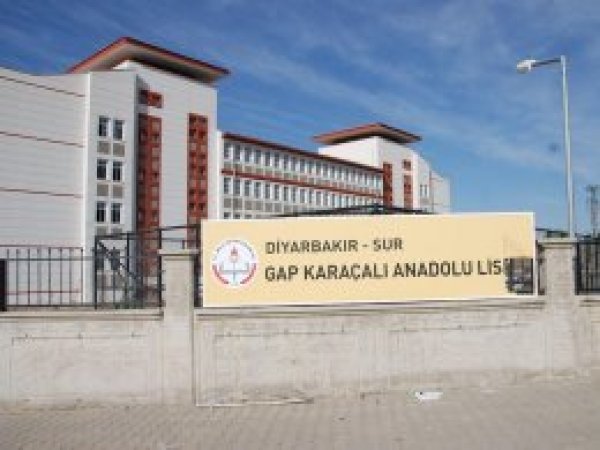 Ders kitaplarını alamayan öğrencilerden tepki