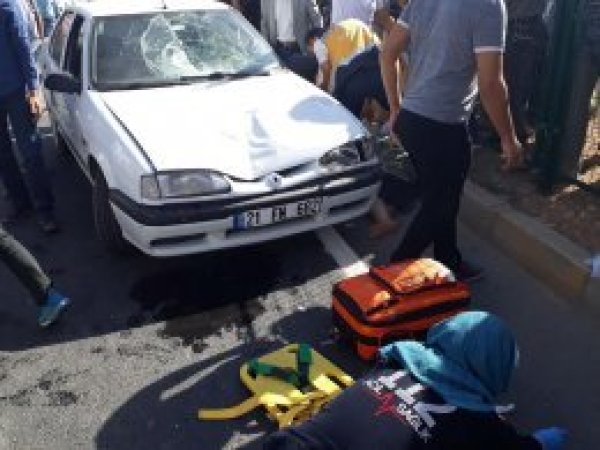 Otomobil Suriyeli anne ve 2 çocuğuna çarptı