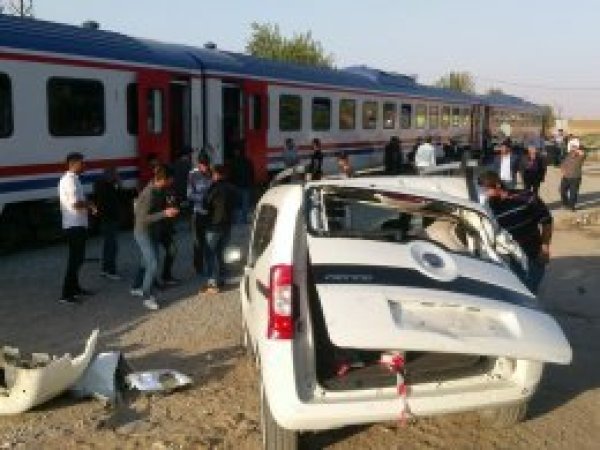 Yolcu treni kamyonete çarptı