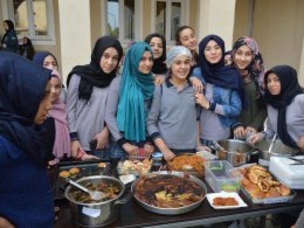 İmam Hatipli öğrenciler Arakanlılar için kermes düzenledi