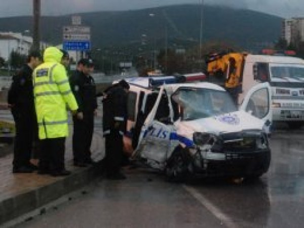 İzmir'de trafik kazası: 2 polis hayatını kaybetti