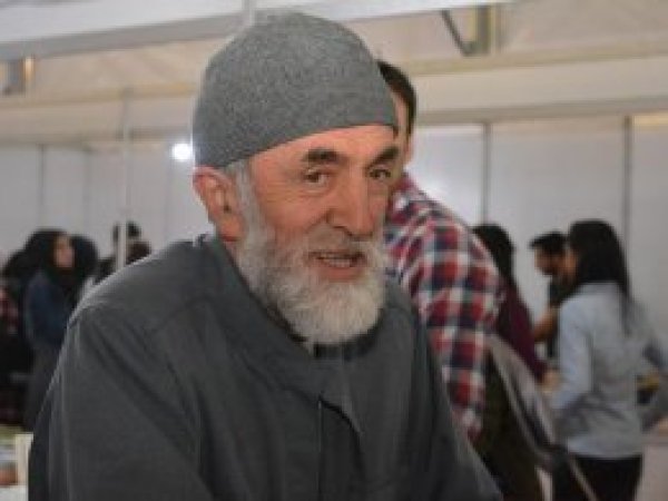 "İnsan okuyarak ve bilerek mesafe alır"