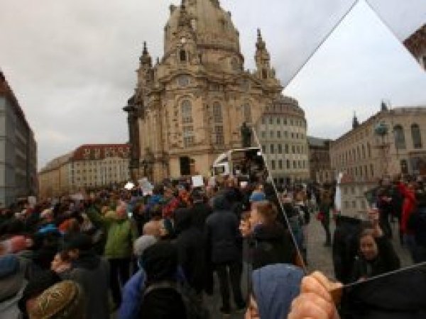 Dresden'de binlerce kişi ırkçılığa karşı yürüdü