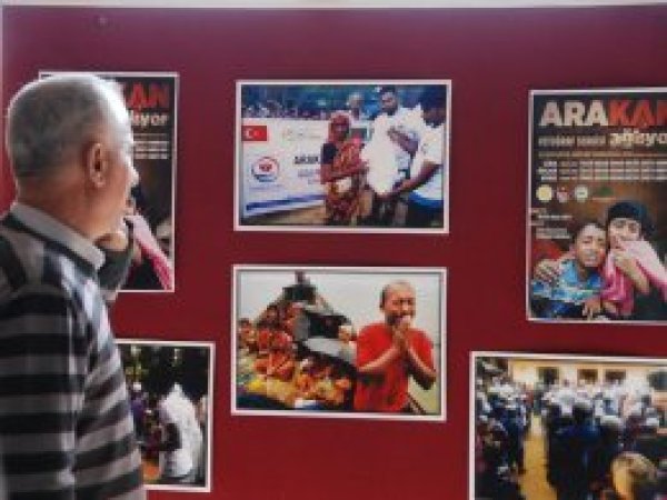 ​DÜ'de Arakan konulu resim sergisi açıldı