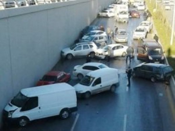 Ankara'da buzlanmadan 20 araç birbirine girdi