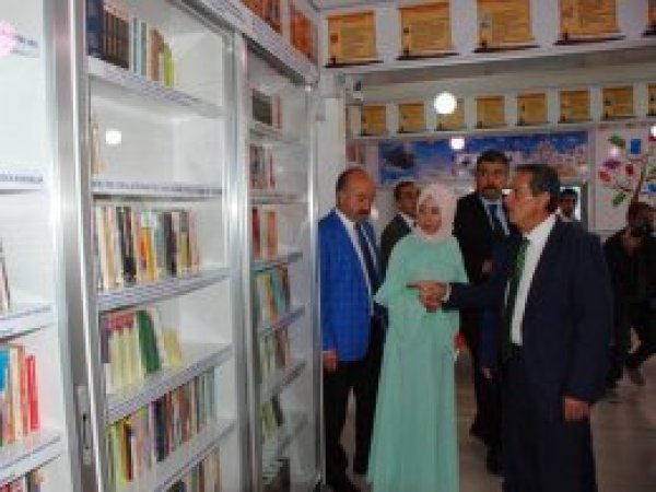 Kanseri okuyarak yendi kütüphane kurdu