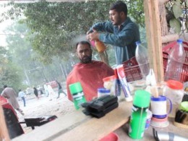 Pakistan'da sokak berberlerine büyük rağbet