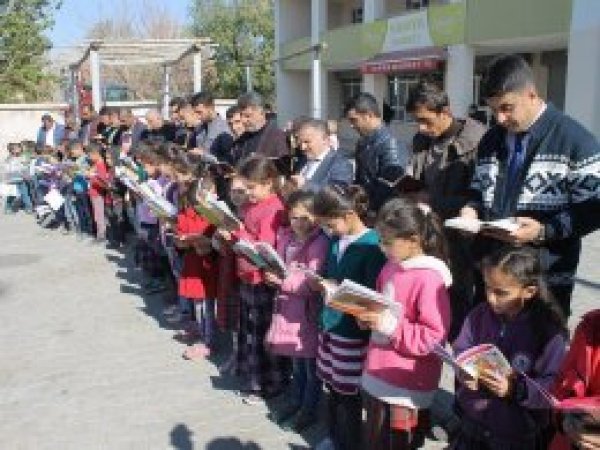Köy meydanında 7'den 70'e kitap okudular