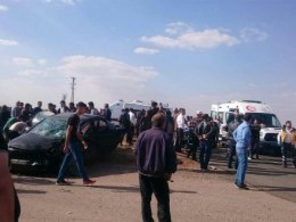 Öğrenci servisiyle otomobil çarpıştı: 13 yaralı