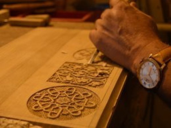 Selçuklu ve Osmanlı motiflerini titizlikle ahşaba işliyor