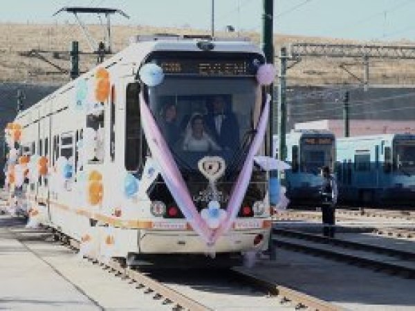 Tramvay gelin arabası oldu 