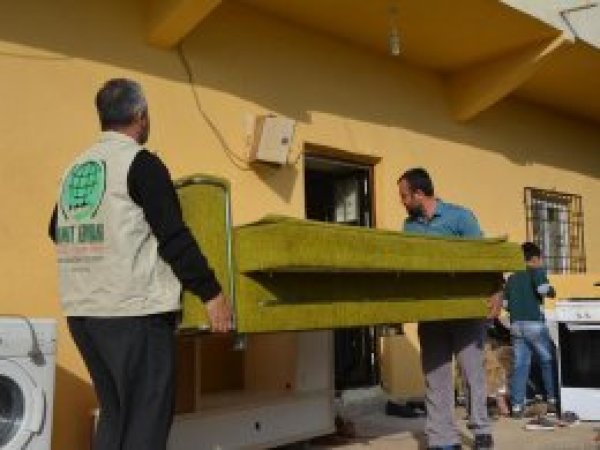Umut Kervanı'ndan evi yanan aileye yardım