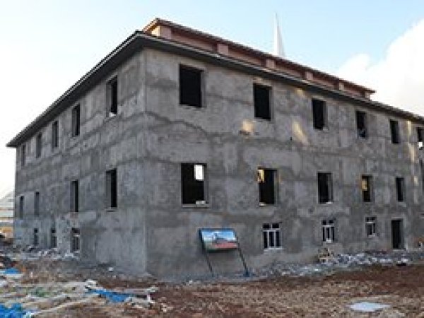 Yapımı devam eden cami ve külliye yardım bekliyor