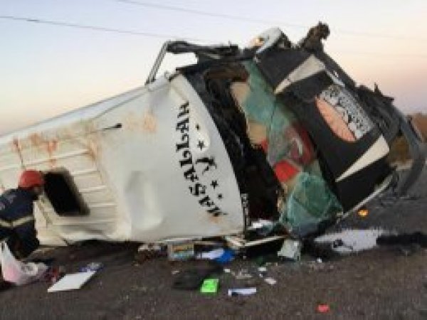 İşçi minibüsü ile otomobil çarpıştı: 2 ölü 18 yaralı