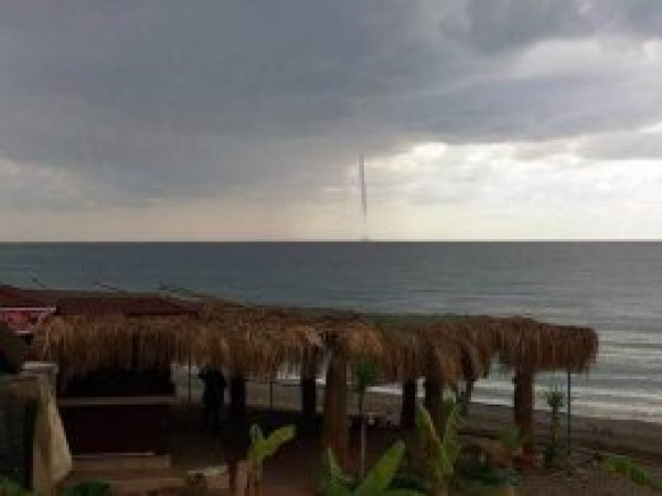 Antalya'da 3 ilçeyi hortum vurdu: 18 yaralı