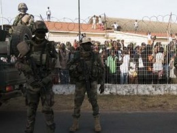 Gambiya'da 12 askere darbe suçlaması