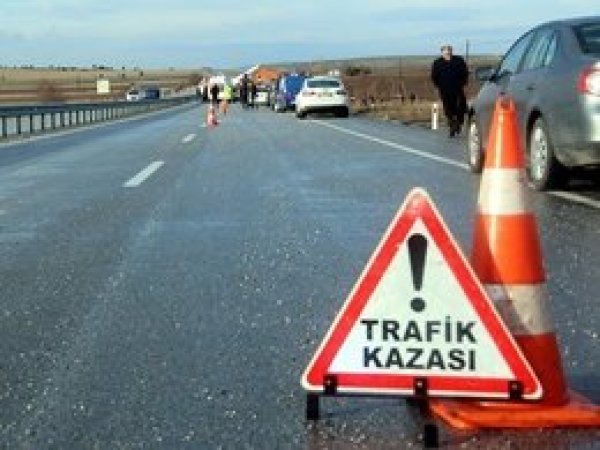 Minibüs ile kamyonet çarpıştı: 1 ölü, 30 yaralı