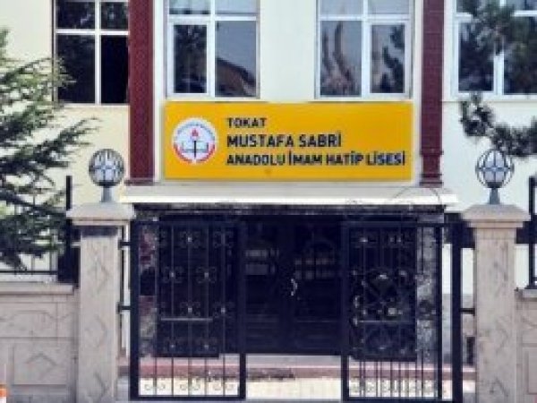 Okula verilen Şeyhülislam'ın ismi tabeladan kaldırıldı