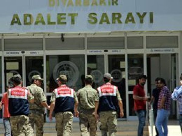 PKK’linin cenazesine katılan HDP milletvekillerine soruşturma