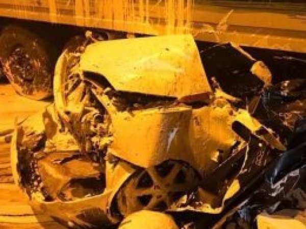 Park halindeki otomobile tır çarptı: 4 ölü