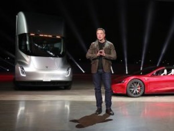 Tesla ilk elektrikli tırını tanıttı