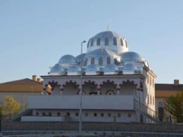 Yapımı tamamlanamayan cami yardım bekliyor